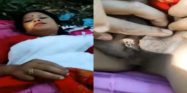 Assamese Wife Hairypussy - Dehatin Assamese wife showing pussy to lover in jungle