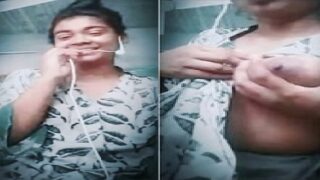 Video call sex MMS of Indian girl showing boob