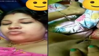 Chubby Bengali boudi fingering village pussy