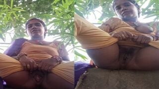 Outdoor fingering nude show put by Desi bhabhi